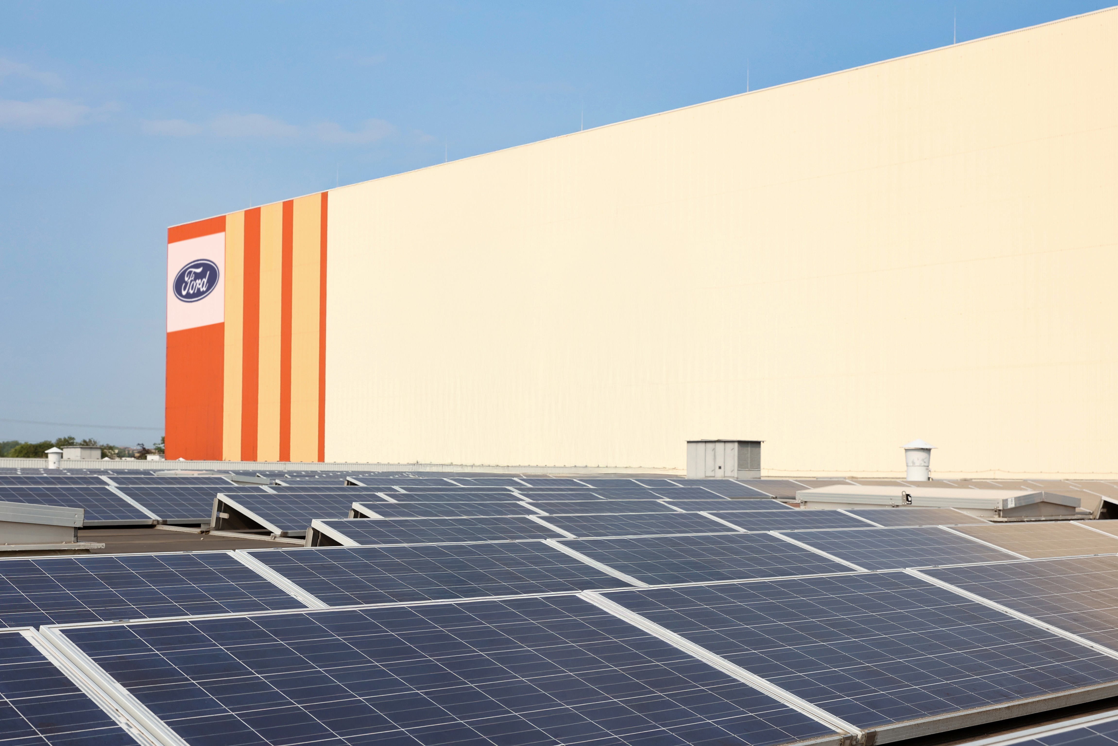 Unterzeichnung MoE zwischen Ford und der RheinEnergie AG mit den Vorstandschef von Ford Deutschland, Martin Sander, und dem Vorsitzenden des Vorstands der RheinEnergie AG, Andreas Feicht.